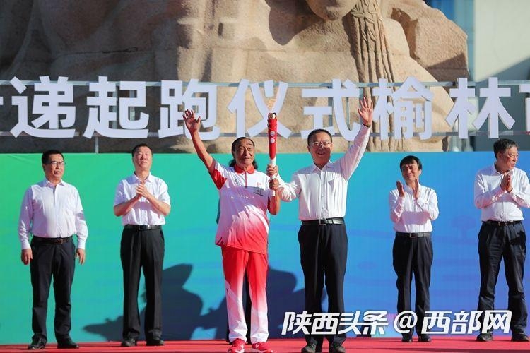 塞上古城開跑！ 十四運會和殘?zhí)貖W會火炬在榆林傳遞
