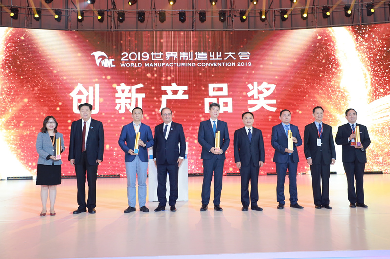 陜鼓集團(tuán)黨委書記、董事長(zhǎng)李宏安（右一）代表企業(yè)領(lǐng)取了創(chuàng)新產(chǎn)品金獎(jiǎng)_副本.jpg
